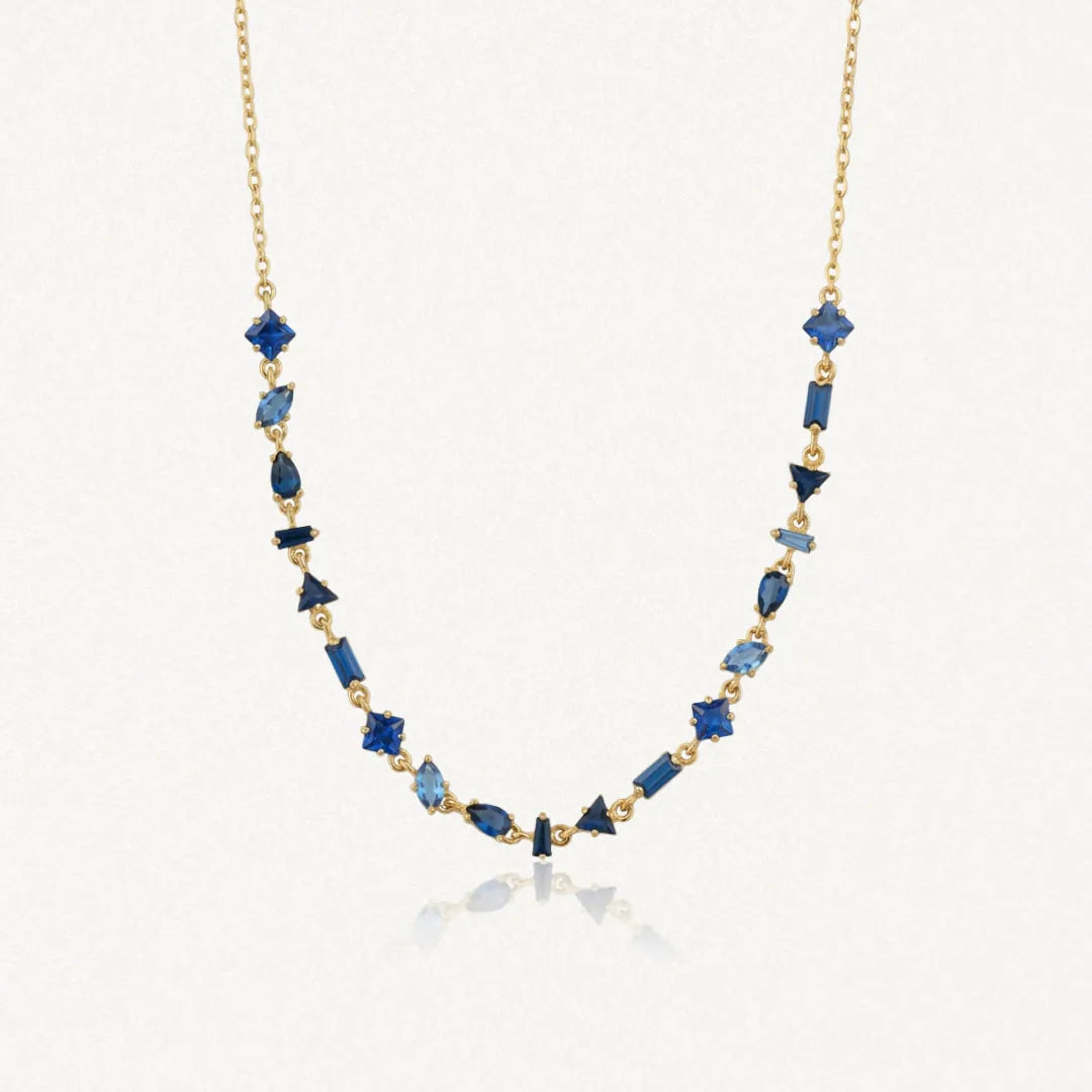Collier Blair en acier inoxydable doré orné de petits strass colorés bleus de formes variées sur une fine chaîne