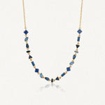 Collier Blair en acier inoxydable doré orné de petits strass colorés bleus de formes variées sur une fine chaîne