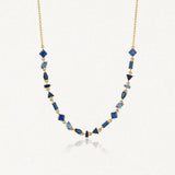 Collier Blair en acier inoxydable doré orné de petits strass colorés bleus de formes variées sur une fine chaîne