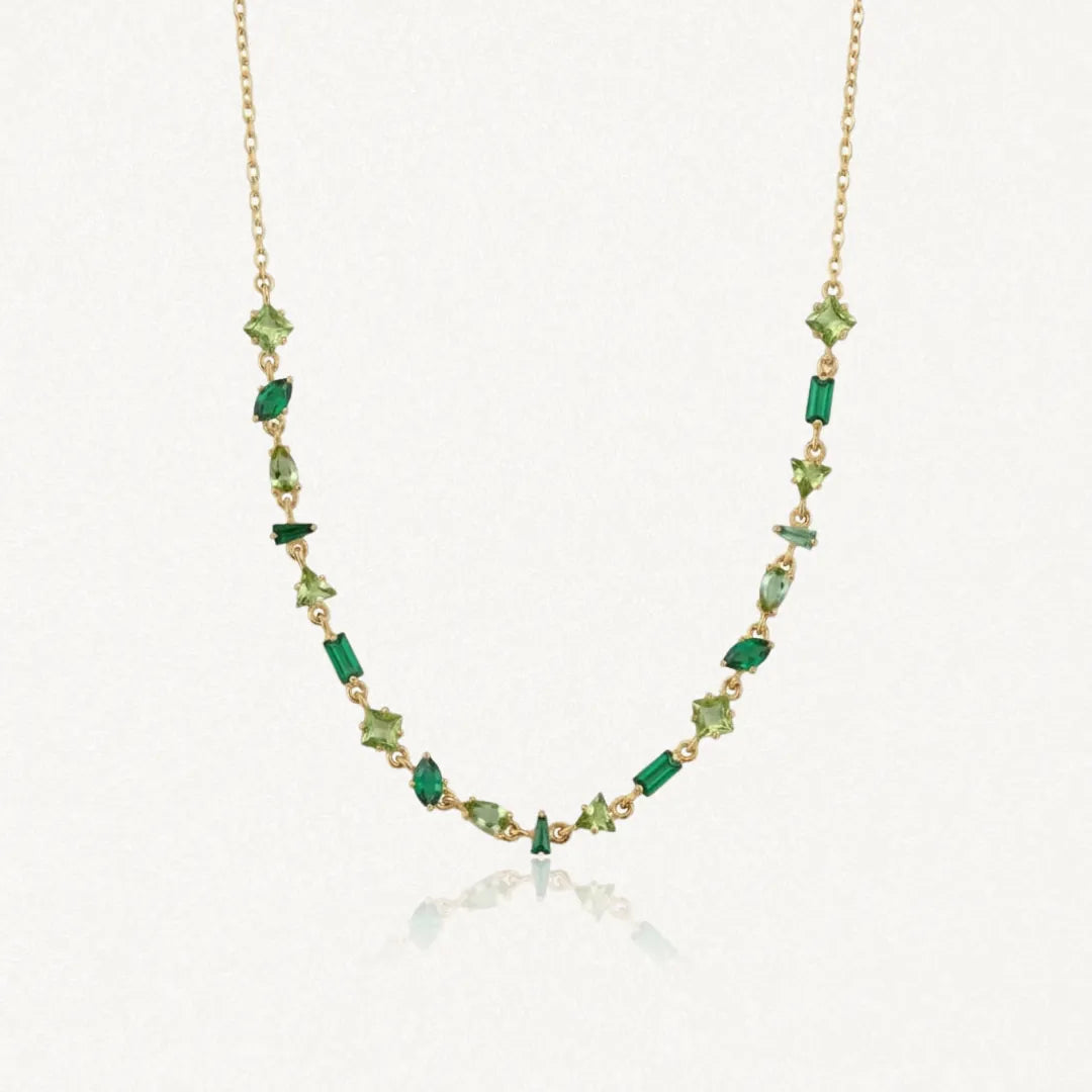 Collier Blair en acier inoxydable doré orné de petits strass colorés verts de formes variées sur une chaîne fine