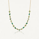 Collier Blair en acier inoxydable doré orné de petits strass colorés verts de formes variées sur une chaîne fine