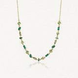 Collier Blair en acier inoxydable doré orné de petits strass colorés verts de formes variées sur une chaîne fine