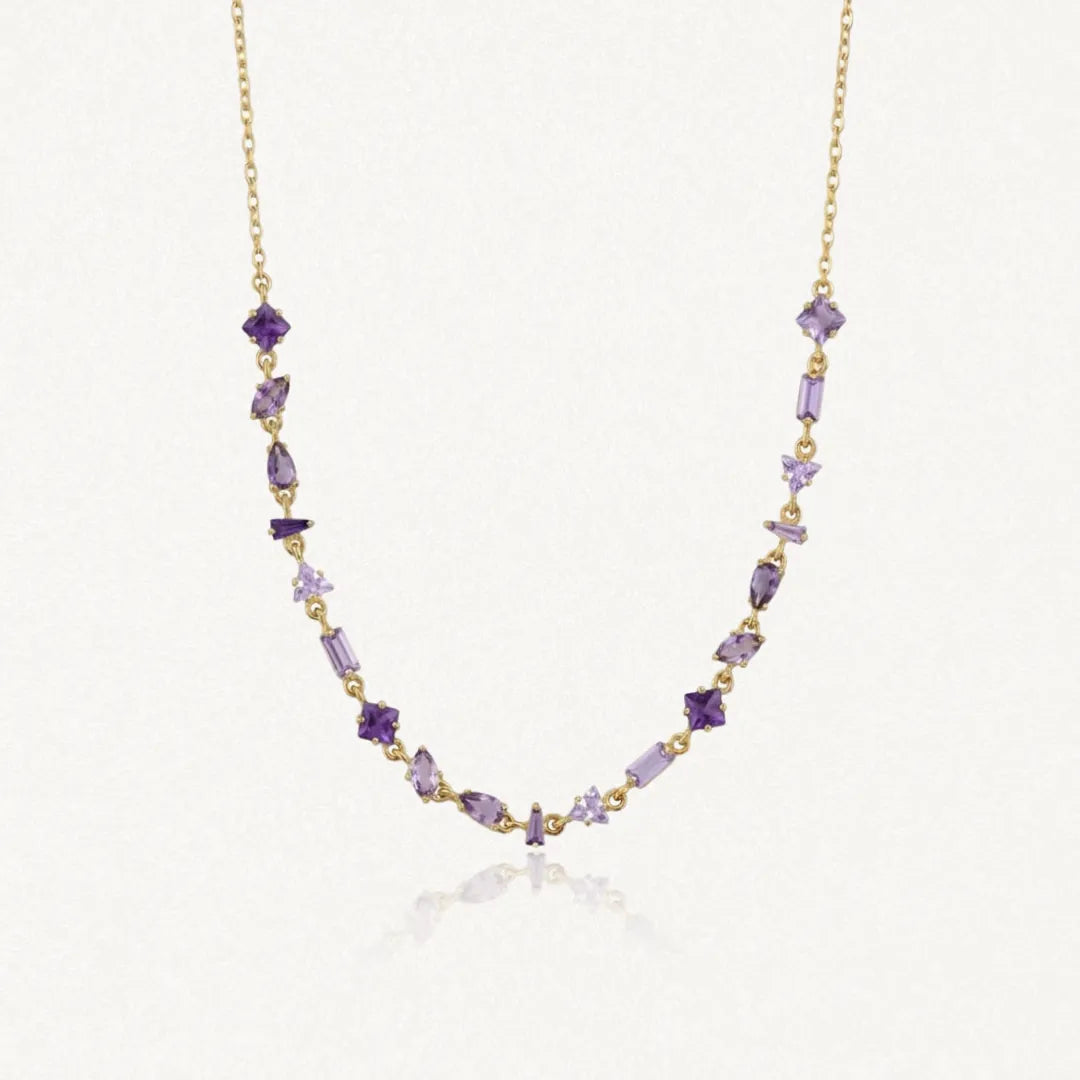 Collier Blair en acier inoxydable doré orné de petits strass colorés aux formes variées dans les tons violets