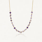 Collier Blair en acier inoxydable doré orné de petits strass colorés aux formes variées dans les tons violets