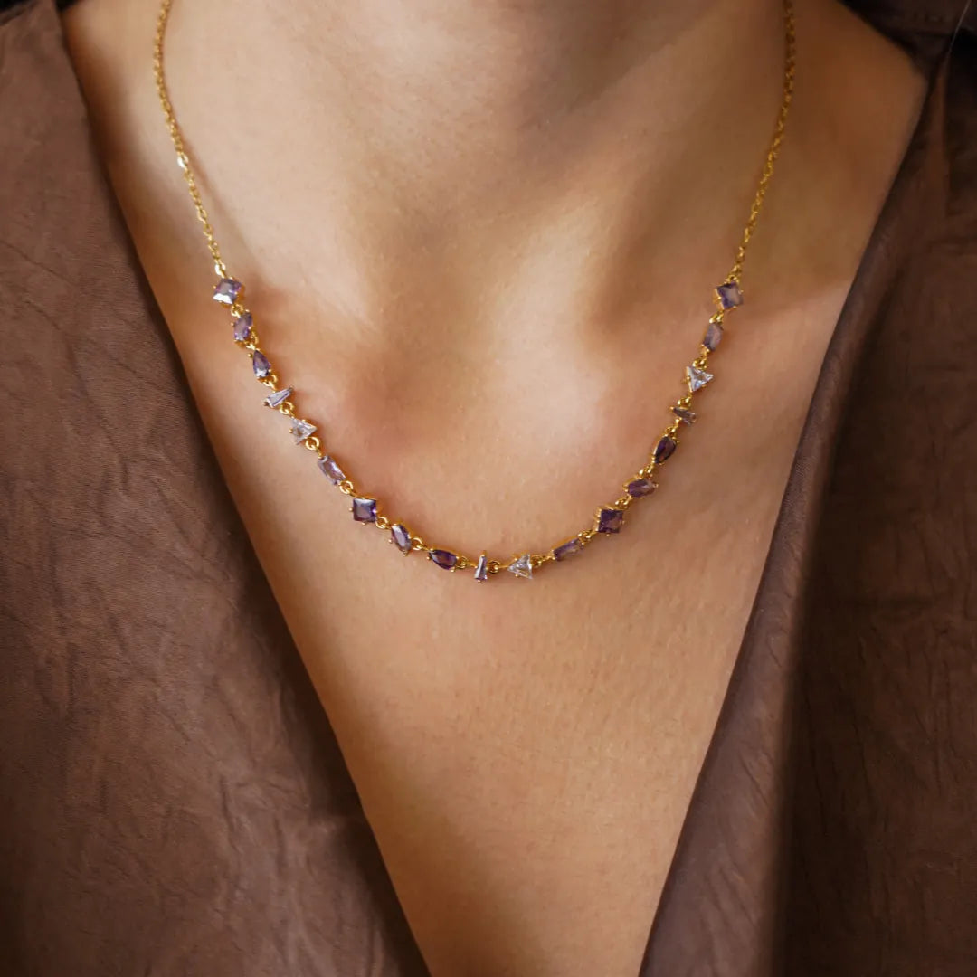 Collier Blair en acier inoxydable doré orné de petits strass en zirconium violets et transparents portés au cou