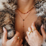 Collier Blair en acier inoxydable doré avec des pendentifs en forme d'étoiles sur une fine chaîne tombante