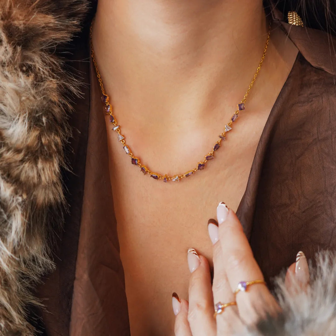 Collier Blair en acier inoxydable doré avec des strass en zirconium violets et transparents portés autour du cou
