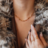 Collier Blair en acier inoxydable doré avec des strass en zirconium aux tons ambrés portés autour du cou