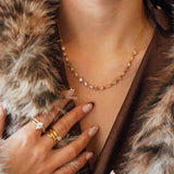 Collier Blair en acier inoxydable doré orné de strass en zirconium de formes variées portés autour du cou