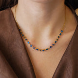 Collier Blair en acier inoxydable doré orné de strass en zirconium bleus de formes variées sur une fine chaîne