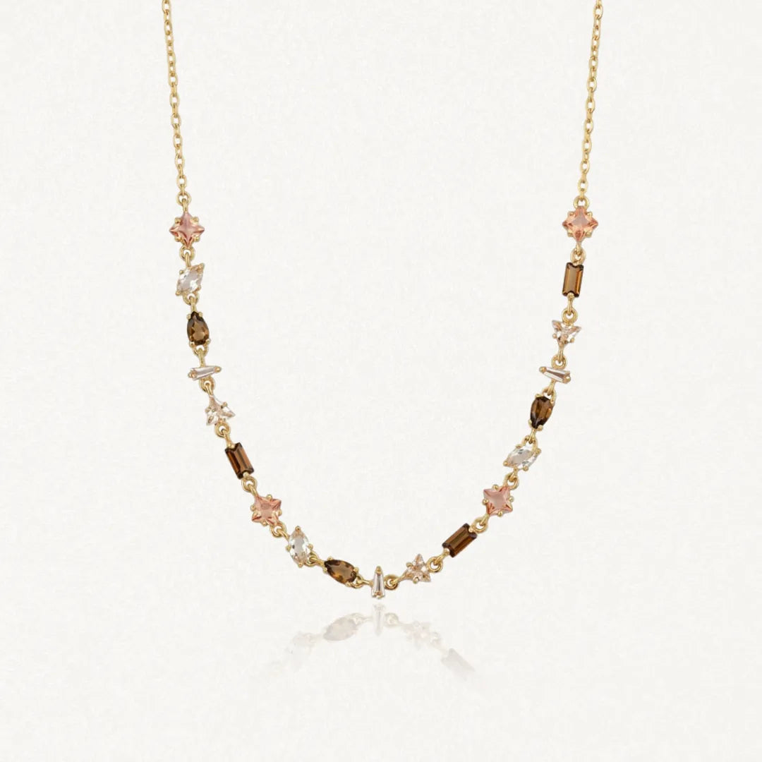Collier Blair en acier inoxydable doré orné de petits strass colorés de formes variées sur une fine chaîne