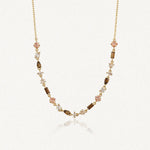 Collier Blair en acier inoxydable doré orné de petits strass colorés de formes variées sur une fine chaîne