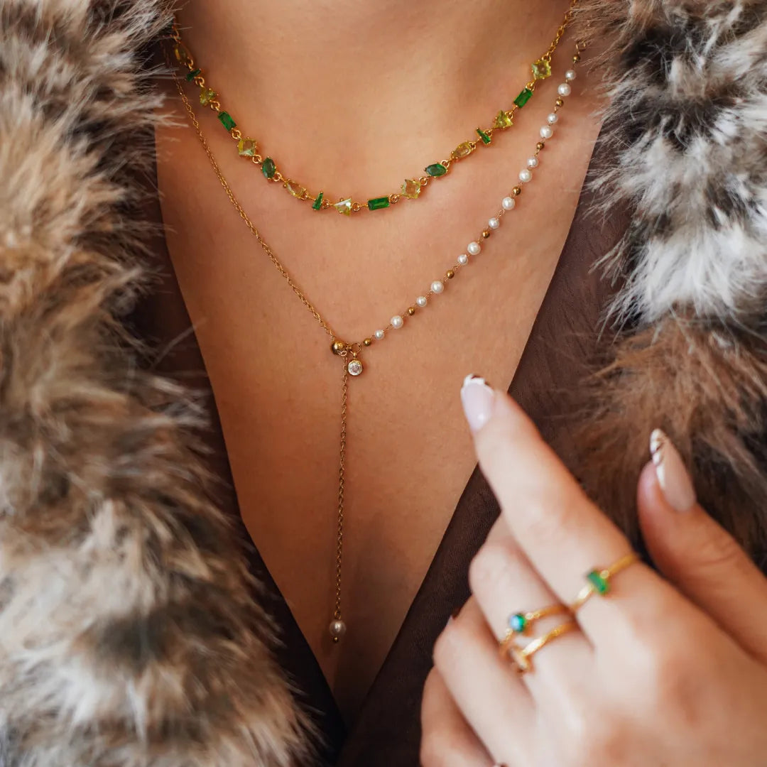Collier Blair en acier inoxydable doré avec une chaîne fine, des perles blanches et un pendentif en zircon