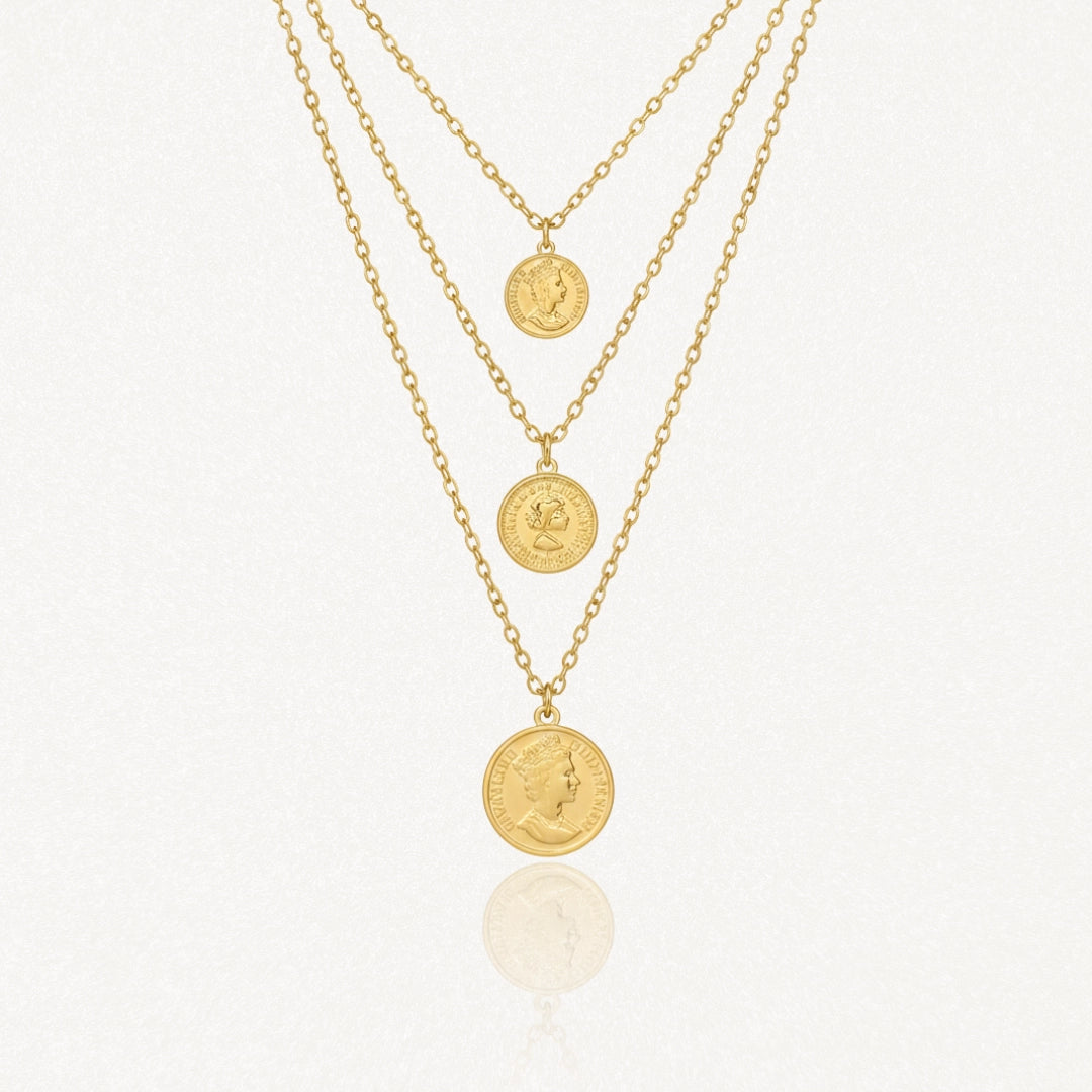 Collier multicouche en acier inoxydable doré, 3 chaînes fines avec pendentifs pièces de monnaie profil reine.