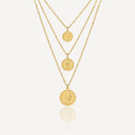 Collier multicouche en acier inoxydable doré, 3 chaînes fines avec pendentifs pièces de monnaie profil reine.