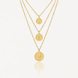 Collier multicouche en acier inoxydable doré, 3 chaînes fines avec pendentifs pièces de monnaie profil reine.