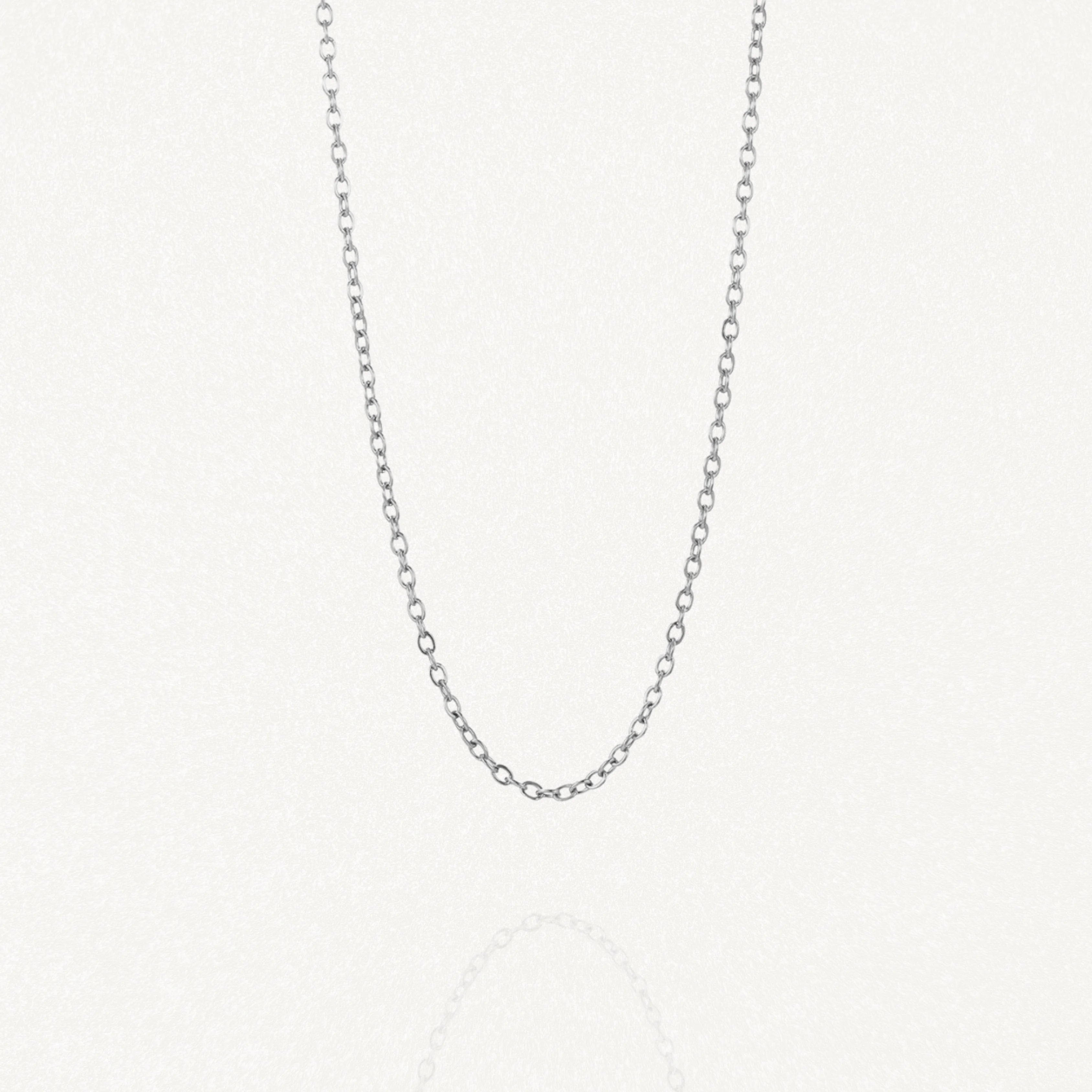 Chaîne fine argentée MAISON DE L'AMOUR, bijou basique résistant à l'eau et hypoallergénique.