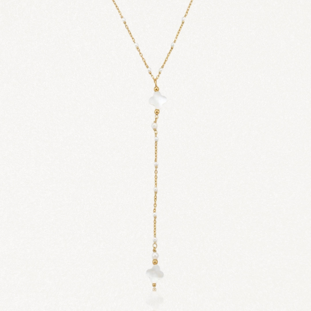 Collier pendentif Y en acier inoxydable doré, petites perles blanches et deux trèfles nacrés.