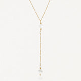 Collier pendentif Y en acier inoxydable doré, petites perles blanches et deux trèfles nacrés.