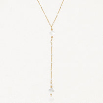 Collier pendentif Y en acier inoxydable doré, petites perles blanches et deux trèfles nacrés.