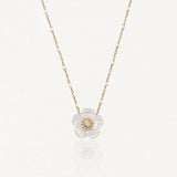 Collier en acier inoxydable: pendentif fleur en nacre irisée avec diamant central, chaîne dorée à billes blanches.