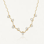 Collier en acier inoxydable dore, chaîne vague avec 9 zircons multiformes (ovales, poire, rectangulaires, carrés) sertis