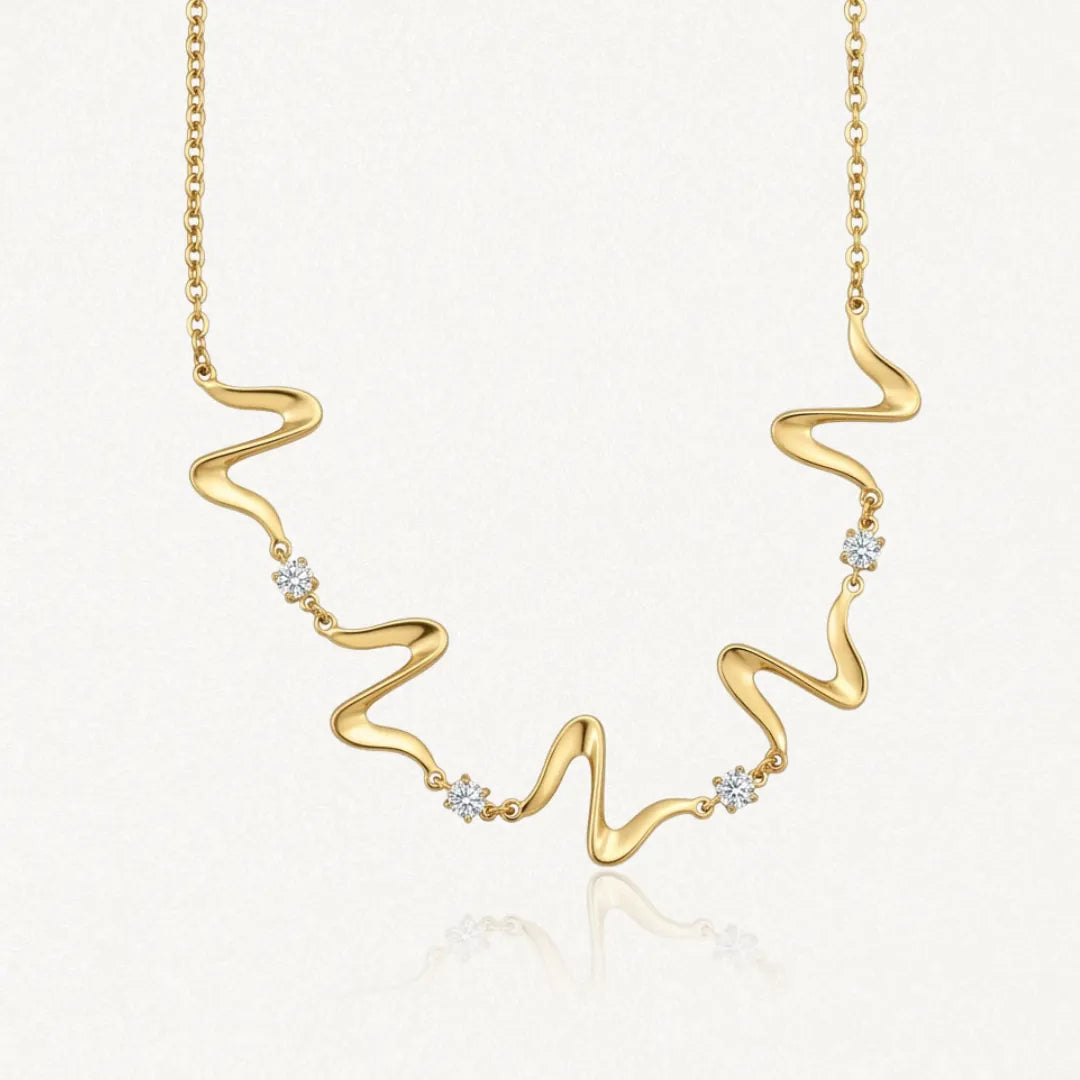 Collier ondulé en acier inoxydable doré avec quatre zircons brillants