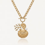 Collier acier inoxydable doré, chaîne gros maillons, pendentif coquillages, perle et corail. Fermoir T.