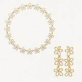 Coffret ARYA en acier inoxydable doré : un collier de fleurs reliées et des boucles d'oreilles pendantes à trois fleurs.