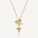 Collier en acier inoxydable doré, pendentif à deux fleurs superposées, une grande et une petite.