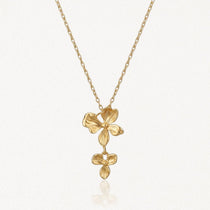 Collier en acier inoxydable doré, pendentif à deux fleurs superposées, une grande et une petite.