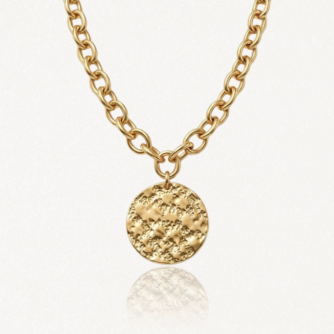 Collier en acier inoxydable doré à chaîne maillons ovales et pendentif rond texturé martelé.