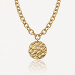 Collier en acier inoxydable doré à chaîne maillons ovales et pendentif rond texturé martelé.