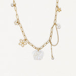 Collier en acier inoxydable doré, chaîne à maillons avec pendentif fleur nacre, breloques fleurs, perles et zircons.