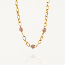 Collier grosse maille acier doré avec perles Roses sur fond blanc.