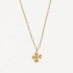 Collier en acier inoxydable doré, chaîne avec perles blanches, pendentif fleur à quatre pétales.