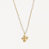 Collier en acier inoxydable doré, chaîne avec perles blanches, pendentif fleur à quatre pétales.