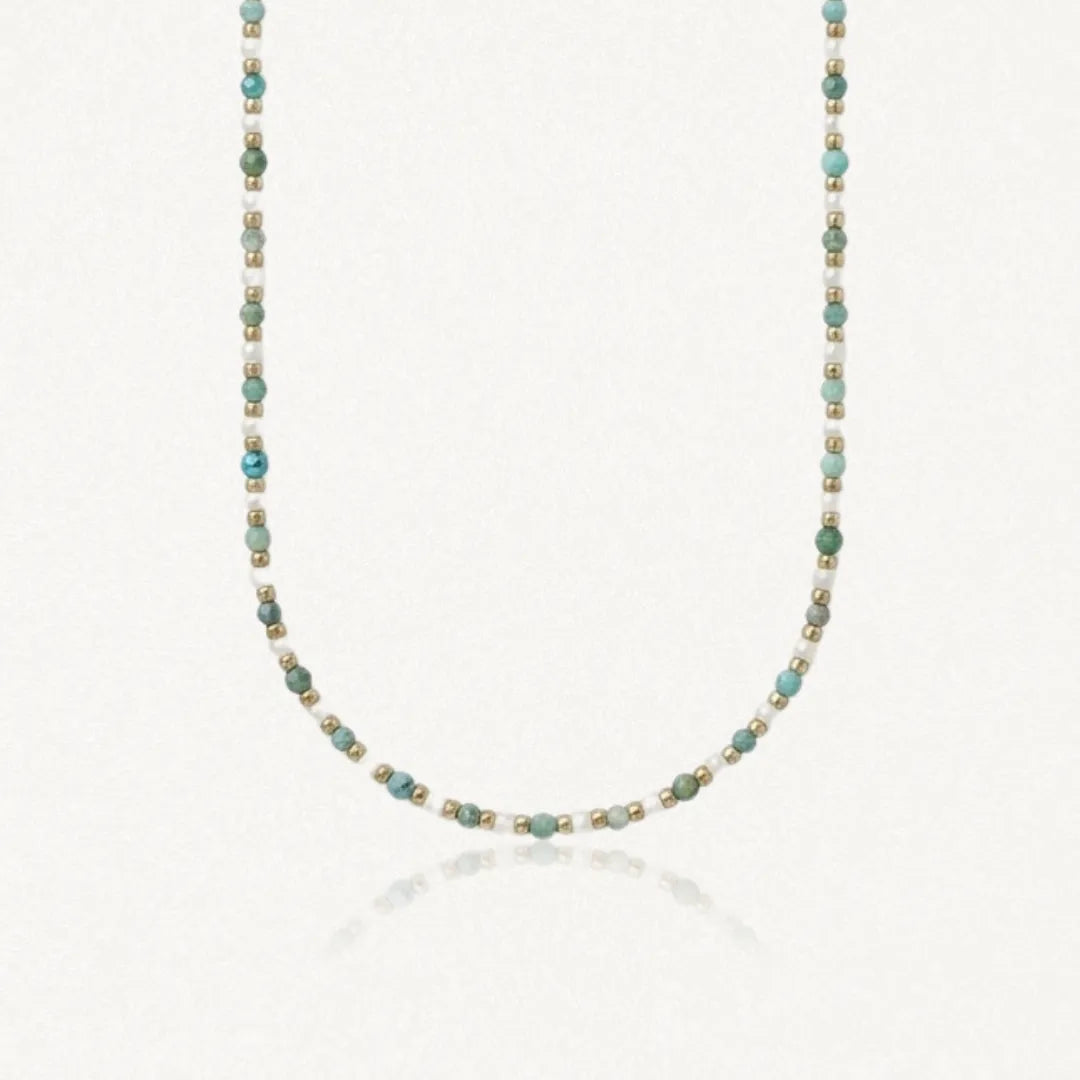 Collier fin de perles rondes blanches, d'apatite bleues-vertes et de petites perles en acier inoxydable doré, suspendu.