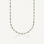 Collier fin de perles rondes blanches, d'apatite bleues-vertes et de petites perles en acier inoxydable doré, suspendu.