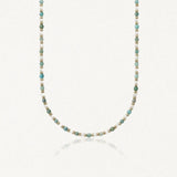 Collier fin de perles rondes blanches, d'apatite bleues-vertes et de petites perles en acier inoxydable doré, suspendu.