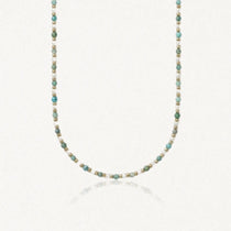 Collier fin de perles rondes blanches, d'apatite bleues-vertes et de petites perles en acier inoxydable doré, suspendu.