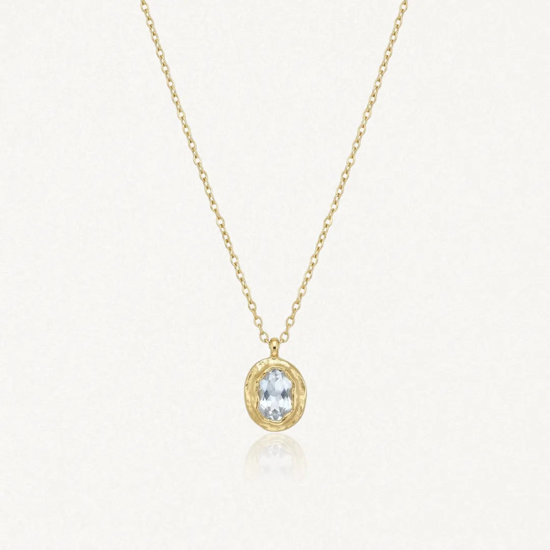 Collier KENDALL en acier inoxydable doré avec une fine chaîne et un pendentif ovale texturé orné d'une pierre claire