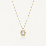 Collier KENDALL en acier inoxydable doré avec une fine chaîne et un pendentif ovale texturé orné d'une pierre claire