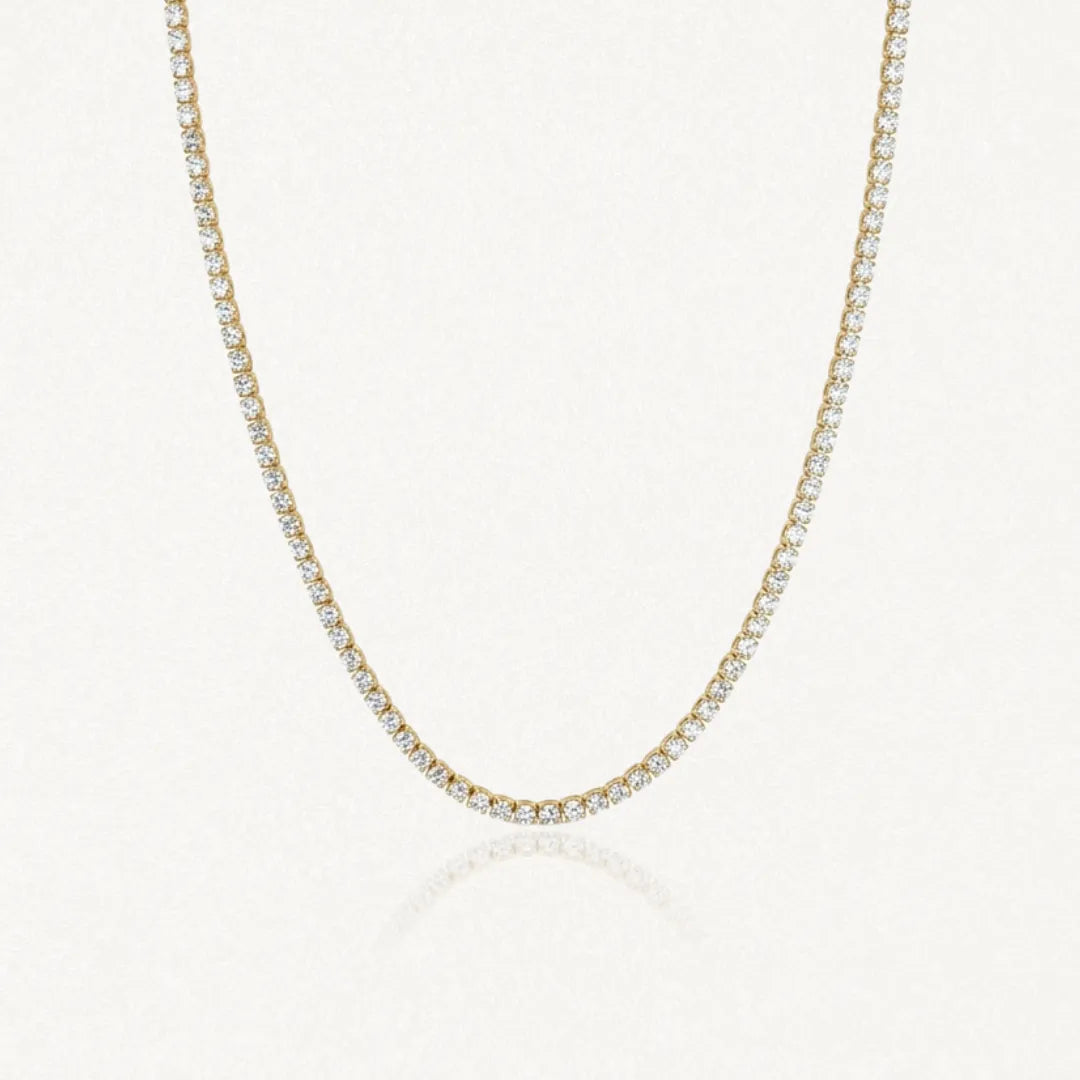 Collier rivière tennis en acier inoxydable doré, entièrement serti de zircons clairs.