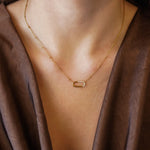 Collier Kylie en acier inoxydable doré avec une fine chaîne à billes et un pendentif ovale orné de strass zirconium