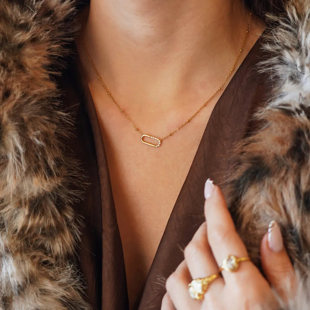 Collier Kylie en acier inoxydable doré avec une fine chaîne perlée et un pendentif ovale orné de strass en zirconium