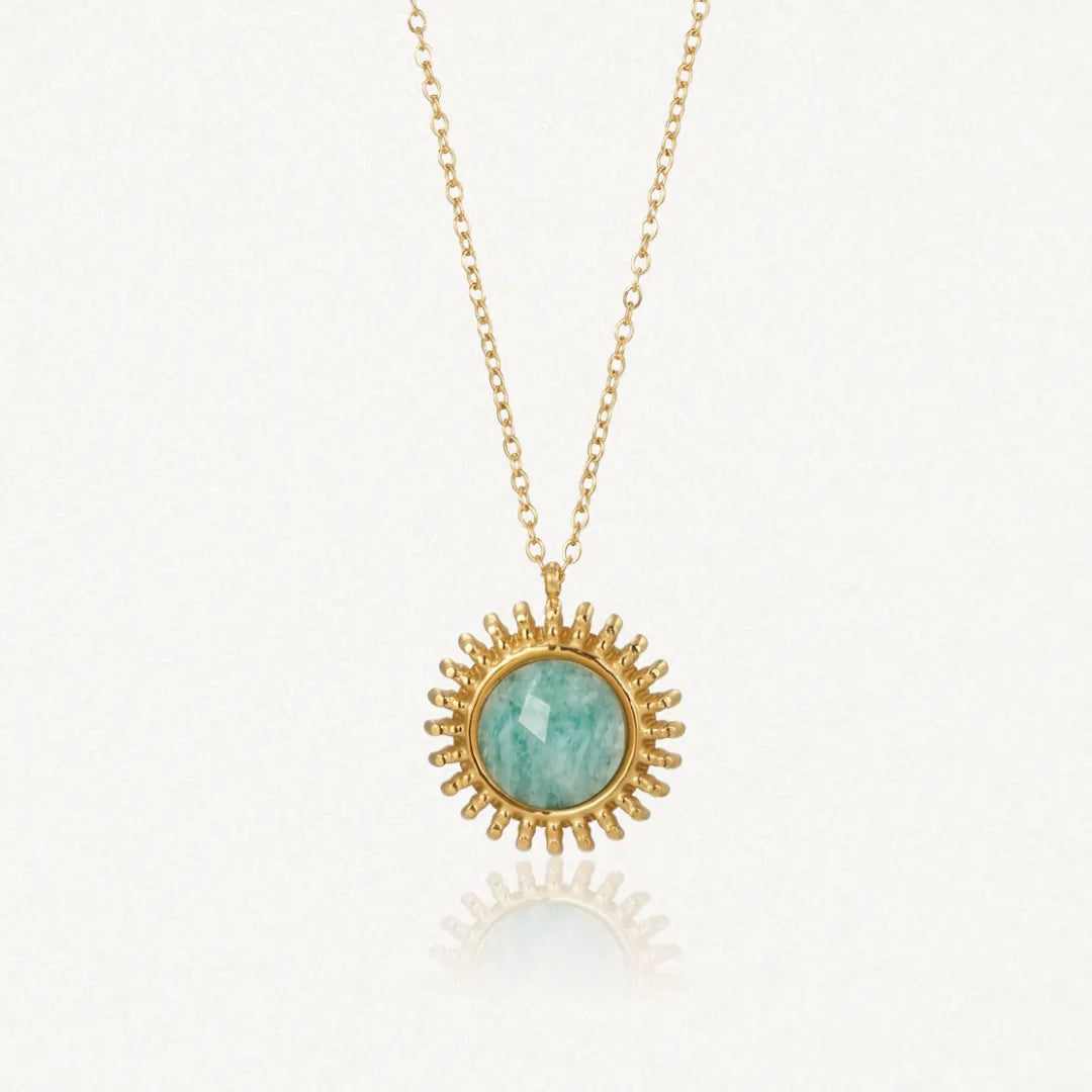 Collier fin en acier inoxydable doré avec pendentif soleil et pierre naturelle d'amazonite ronde facettée.