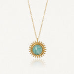 Collier fin en acier inoxydable doré avec pendentif soleil et pierre naturelle d'amazonite ronde facettée.