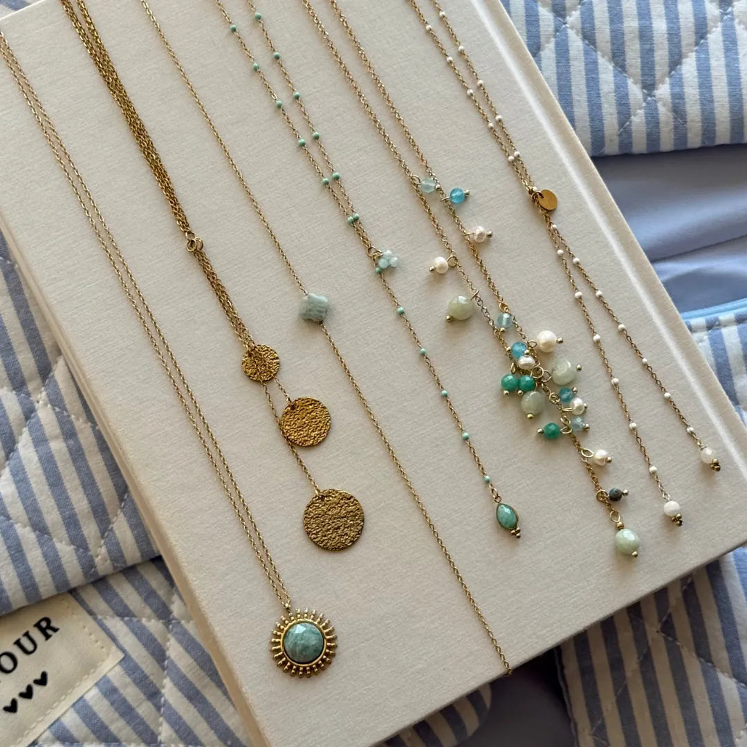 Collier fin en acier inoxydable doré, pendentif soleil texturé avec une pierre naturelle Amazonite ronde en son centre.