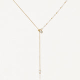Collier lariat en acier inoxydable doré avec perles, petits détails dorés et zircon. Pendentif chaîne avec perle finale.